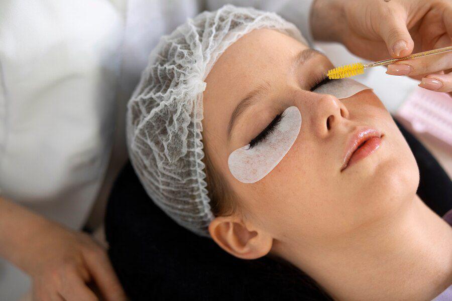 Ilustrasi eyelash extension. (freepik.com)
