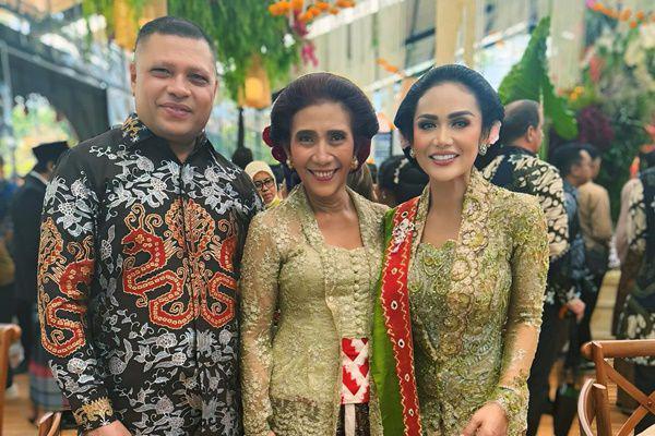 7 Potret Kris Dayanti Hadiri Pernikahan Putri Susi Pudjiastuti