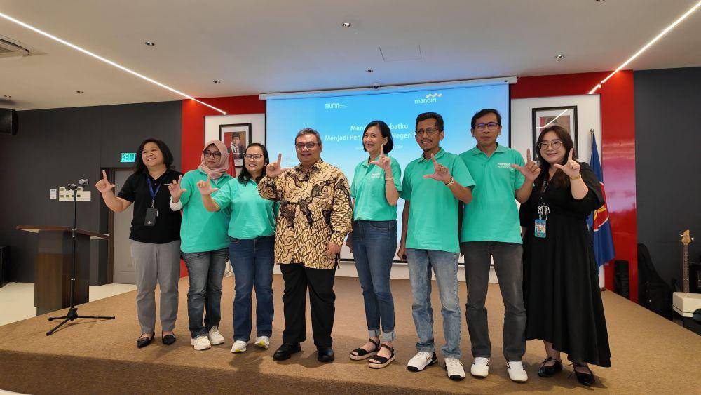 Bank Mandiri melanjutkan komitmennya dalam pemberdayaan Pekerja Migran Indonesia (PMI) dengan mengadakan program pemberdayaan bertajuk Mandiri Sahabatku di Johor Bahru, Malaysia. (Dok. Mandiri)