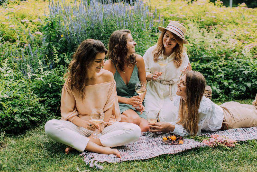 potret persahabatan para wanita (pexels.com/Elina Fairytale)
