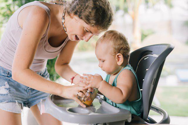 5 Cara Praktis Menjaga Rutinitas MPASI Bayi Saat Traveling