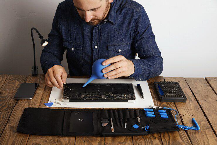 Ilustrasi service laptop handal (freepik.com/bublikhaus)