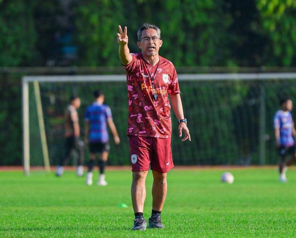 Pelatih PSPS Pekanbaru Aji Santoso saat memberikan arahan kepada pemainnya dalam TC (IDN Times/ IG pspsriau)