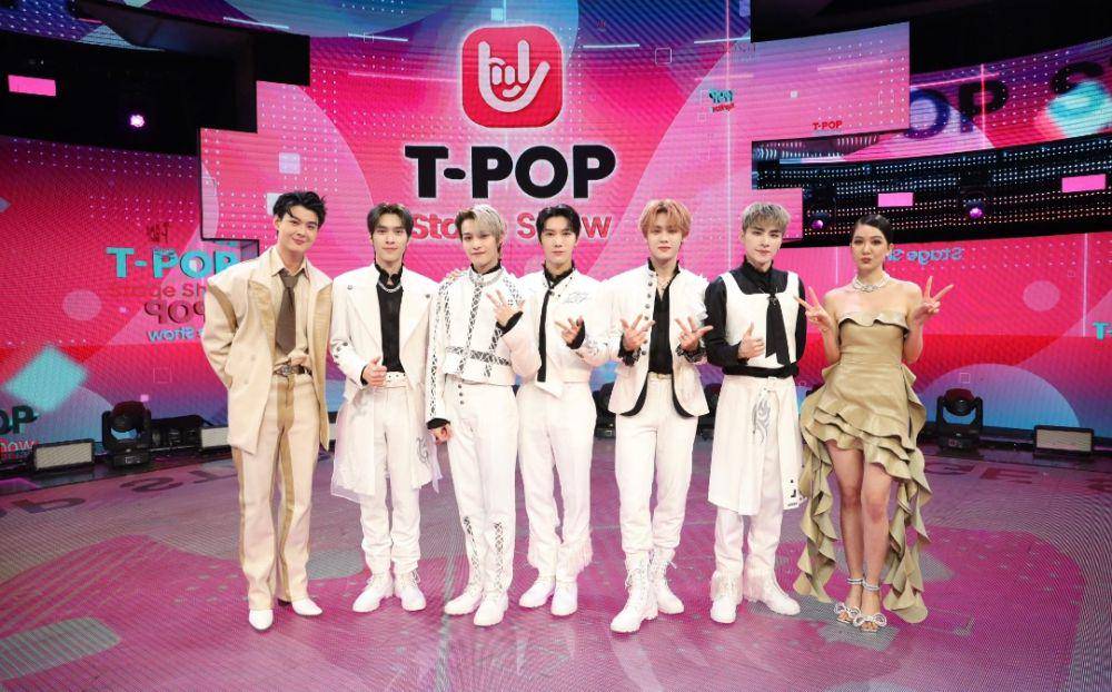 potret Saint Suppapong dan June Teeratee bersama member WayV (twitter.com/wayV_official)