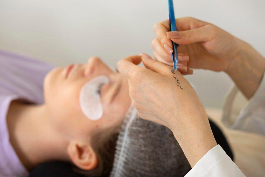 Ilustrasi eyelash extension. (freepik.com)