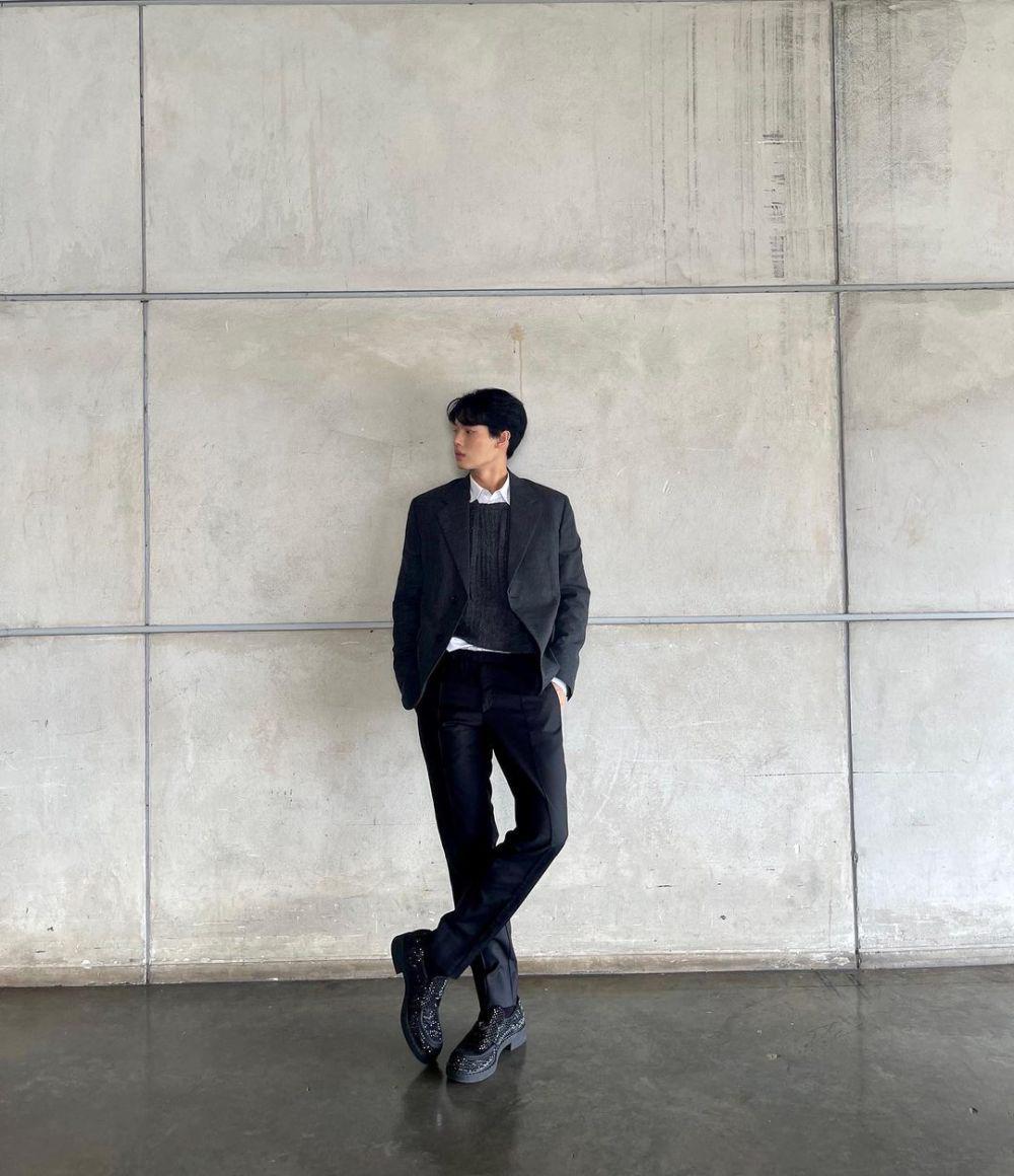 outfit romantis fine dining ala Win Metawin (instagram.com/winmetawin)