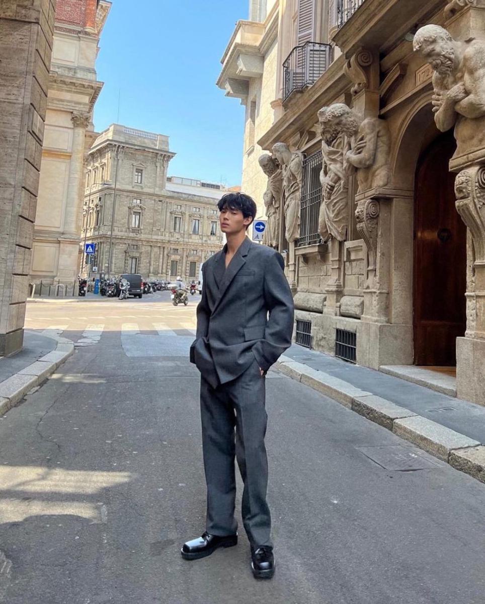outfit romantis fine dining ala Win Metawin (instagram.com/winmetawin)