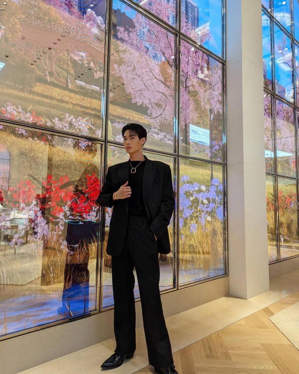 outfit romantis fine dining ala Win Metawin (instagram.com/winmetawin)
