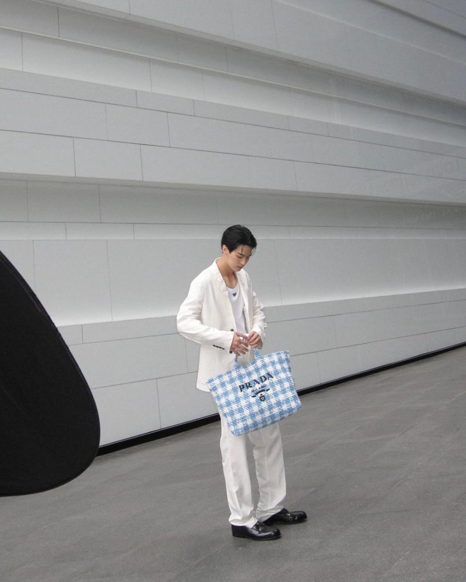 outfit romantis fine dining ala Win Metawin (instagram.com/winmetawin)