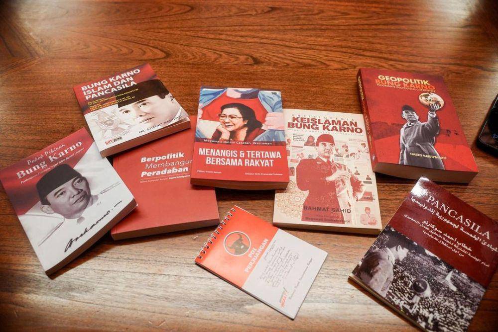 Buku yang diberikan Anies dari PDIP. (Instagram/aniesbaswedan)