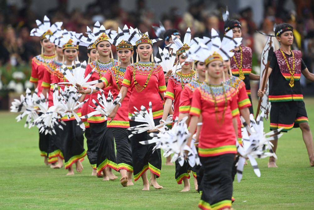 Sejumlah penari menampilkan tarian khas Suku Dayak dari Kalimantan usai upacara Peringatan Detik-detik Proklamasi Kemerdekaan Republik Indonesia di lapangan upacara Istana Negara Ibu Kota Nusantara (IKN), Penajam Paser Utara, Kalimantan Timur, Sabtu (17/8/2024). ANTARA FOTO/Hafidz Mubarak A/app/wpa