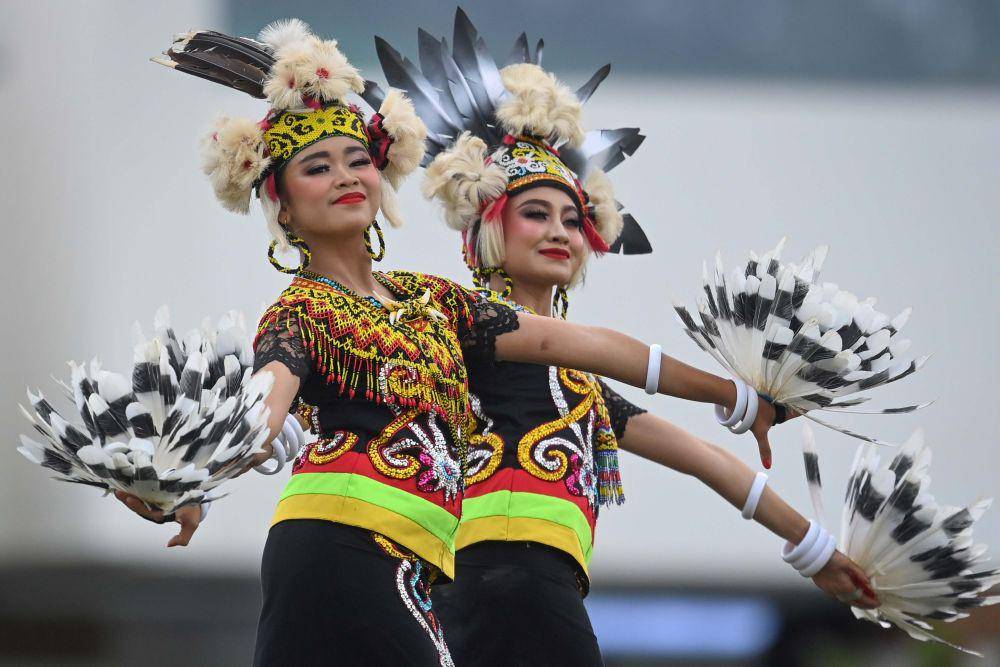 Dua penari menampilkan tarian khas Suku Dayak dari Kalimantan usai upacara Peringatan Detik-detik Proklamasi Kemerdekaan Republik Indonesia di lapangan upacara Istana Negara Ibu Kota Nusantara (IKN), Penajam Paser Utara, Kalimantan Timur, Sabtu (17/8/2024). ANTARA FOTO/Hafidz Mubarak A/app/wpa
