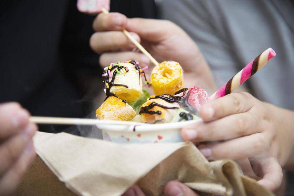 Ilustrasi aneka jajanan street food yang menggambarkan pilihan makanan dan dessert dari pedagang kaki lima.