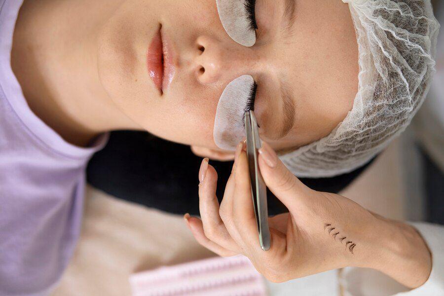 Ilustrasi eyelash extension. (freepik.com)