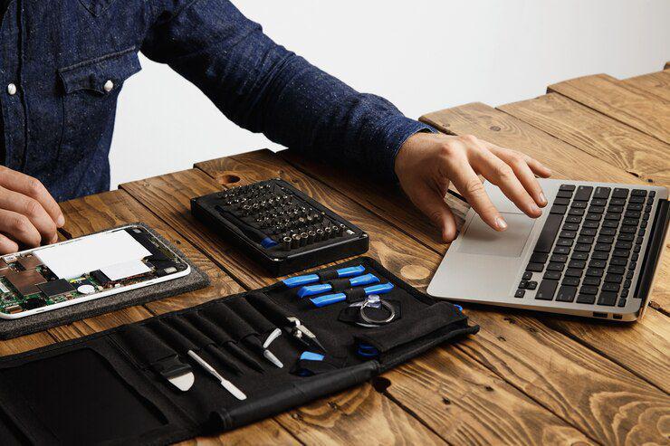 Ilustrasi service laptop handal (freepik.com/bublikhaus)