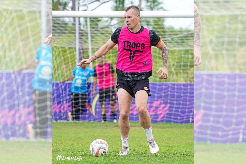 Bek tengah Adam Mitter dalam sesi latihan Persiraja Banda Aceh di Lapangan Amla Lamteugoh, Kabupaten Aceh Besar, pada 6 Agustus 2024. (Instagram.com/persiraja_official)