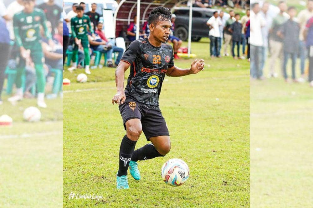 Aksi winger Persiraja Banda Aceh, Vivi Asrizal, dalam laga uji coba melawan tim PON Aceh yang berlangsung di Lapangan Amla Lamteugoh, Kabupaten Aceh Besar, Kamis 22 Agustus 2024. (Instagram.com/persiraja_official)