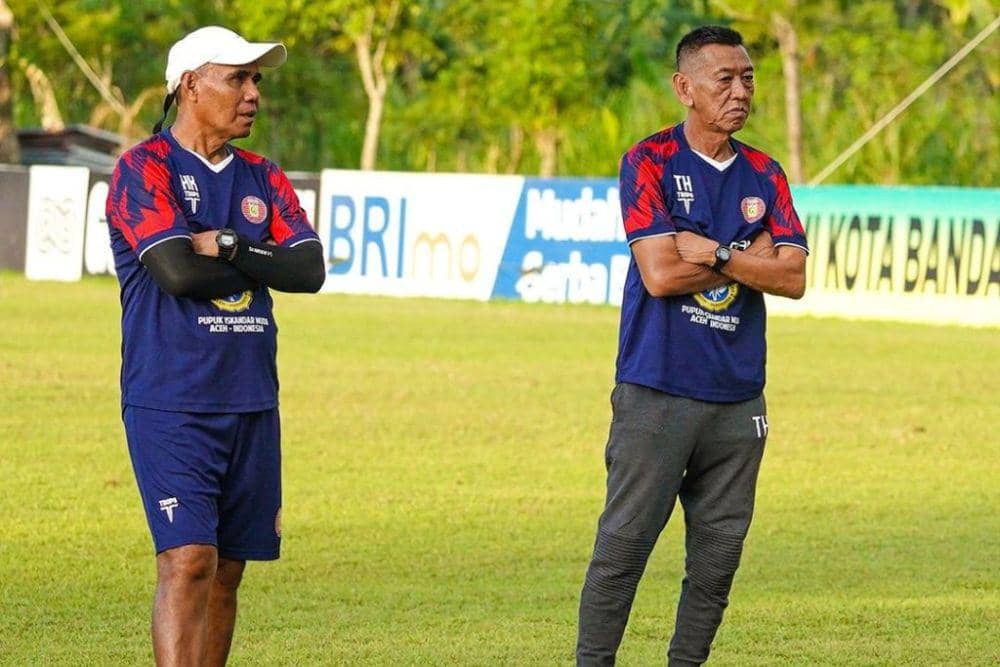 Pelatih kiper Persiraja Banda Aceh yakni Herman Kadiaman (kiri) dan pelatih kepala Tony Ho saat memimpin sesi latihan di Lapangan Amla Lamteugoh, Kabupaten Aceh Besar, pada 16 Agustus 2024. (Instagram.com/persiraja_official)