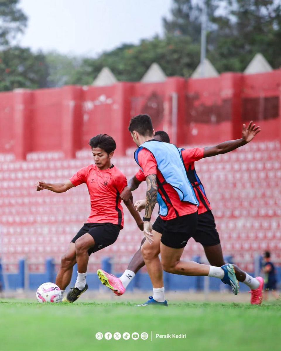 Pemain Persik Kediri saat berlatih. Instagram.com/ persikfcofficial