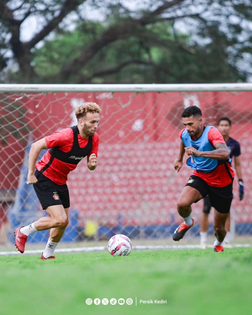 Pemain Persik Kediri saat berlatih. Instagram.com/ persikfcofficial