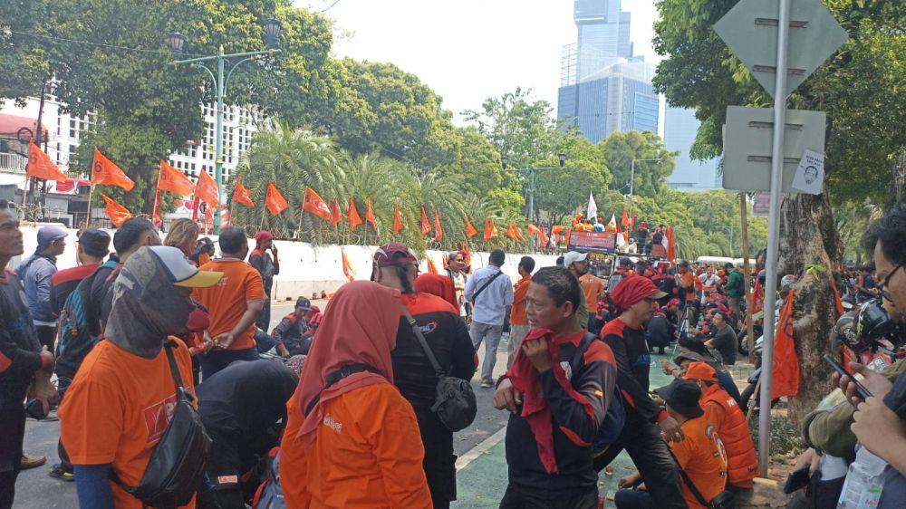 Ratusan Buruh Demo di KPU Hari Minggu, Tuntut Apa?