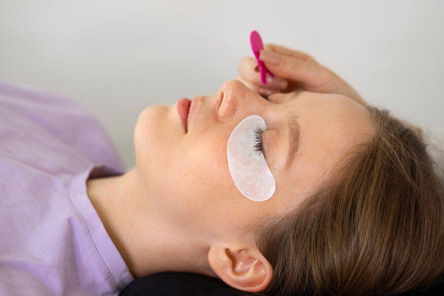 Ilustrasi eyelash extension. (freepik.com)