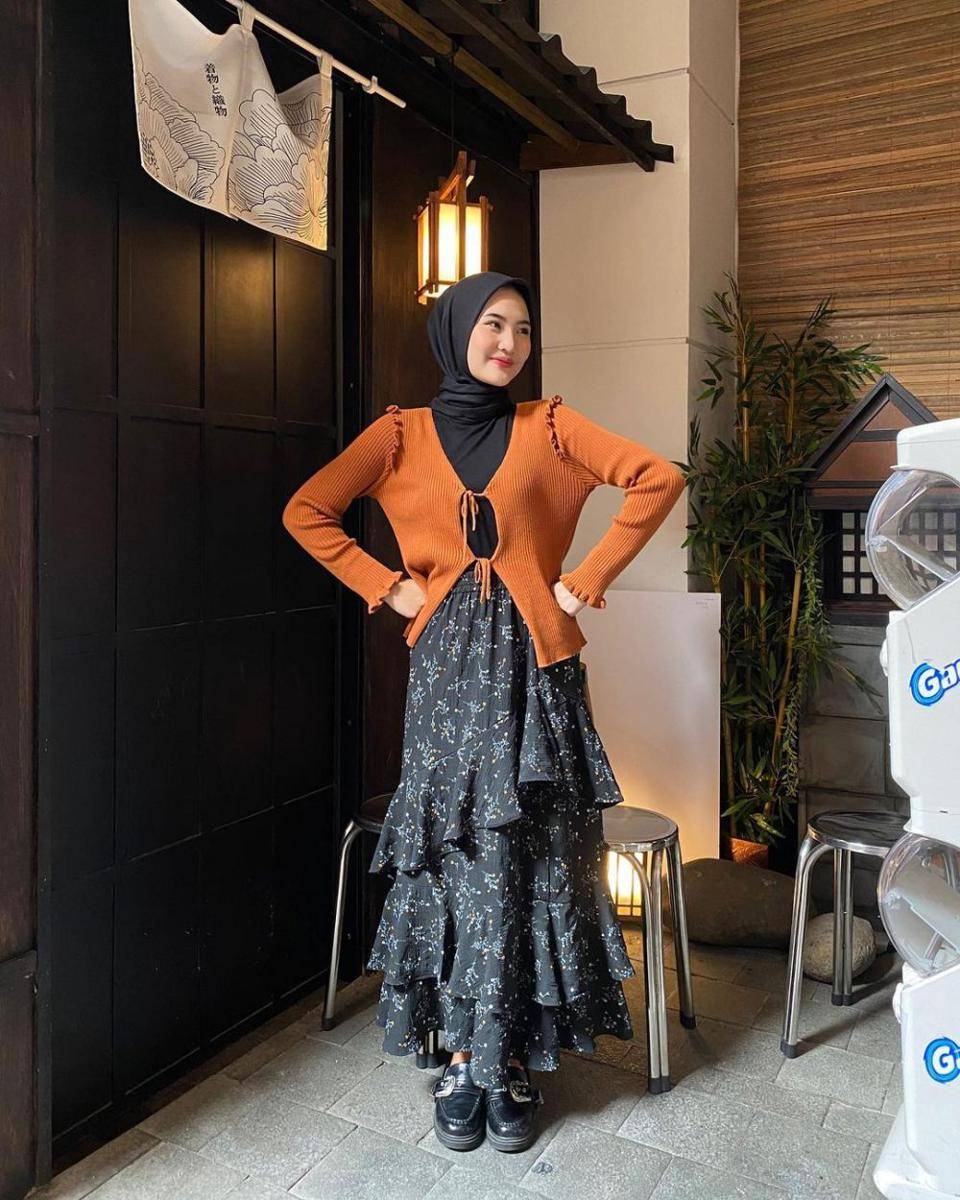 OOTD pakai cardigan rajut ala Intan Ghazella (instagram.com/intanghazll_)