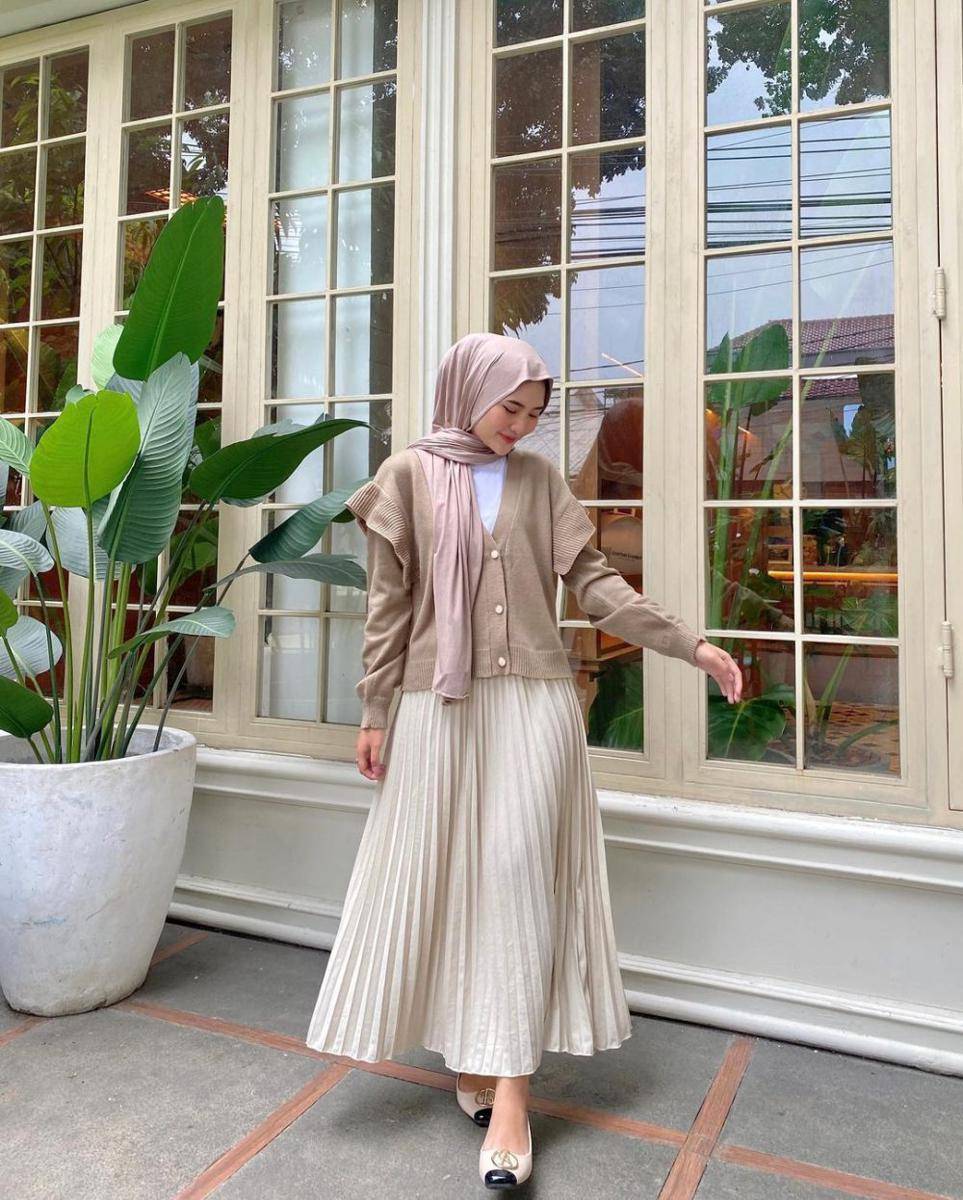 OOTD pakai cardigan rajut ala Intan Ghazella (instagram.com/intanghazll_)