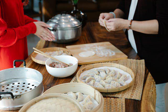 potret orang yang sedang membuat dimsum (pexels.com/Angela Roma)