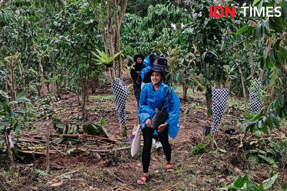 Penanaman pohon endemik bersama Kelompok Tani Hutan (KTH) Giri Amerta di Hutan Bali Barat (IDN Times/Ayu Afria)