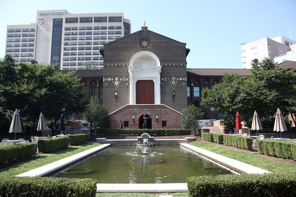 Warden Garden dan Pintu Masuk Utama ke Penn Museum, di University of Pennsylvania di Philadelphia. (Wikimedia Commons/Mefman00)