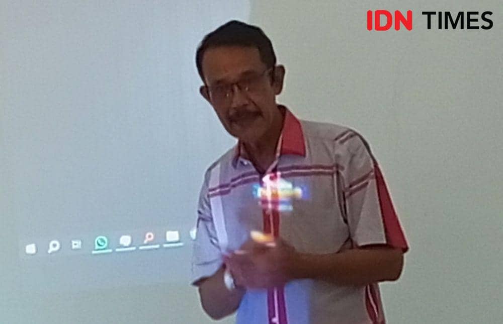 Eddy Wahono warga banyumas yang juga pemerhati masalah sosial dan lingkungan sebut getaran gempa cukup dirasakan saat dirinya sedang dinas dan bermalam dihotel, Senin (26/8/2024).(IDN Times/Cokie Sutrisno)