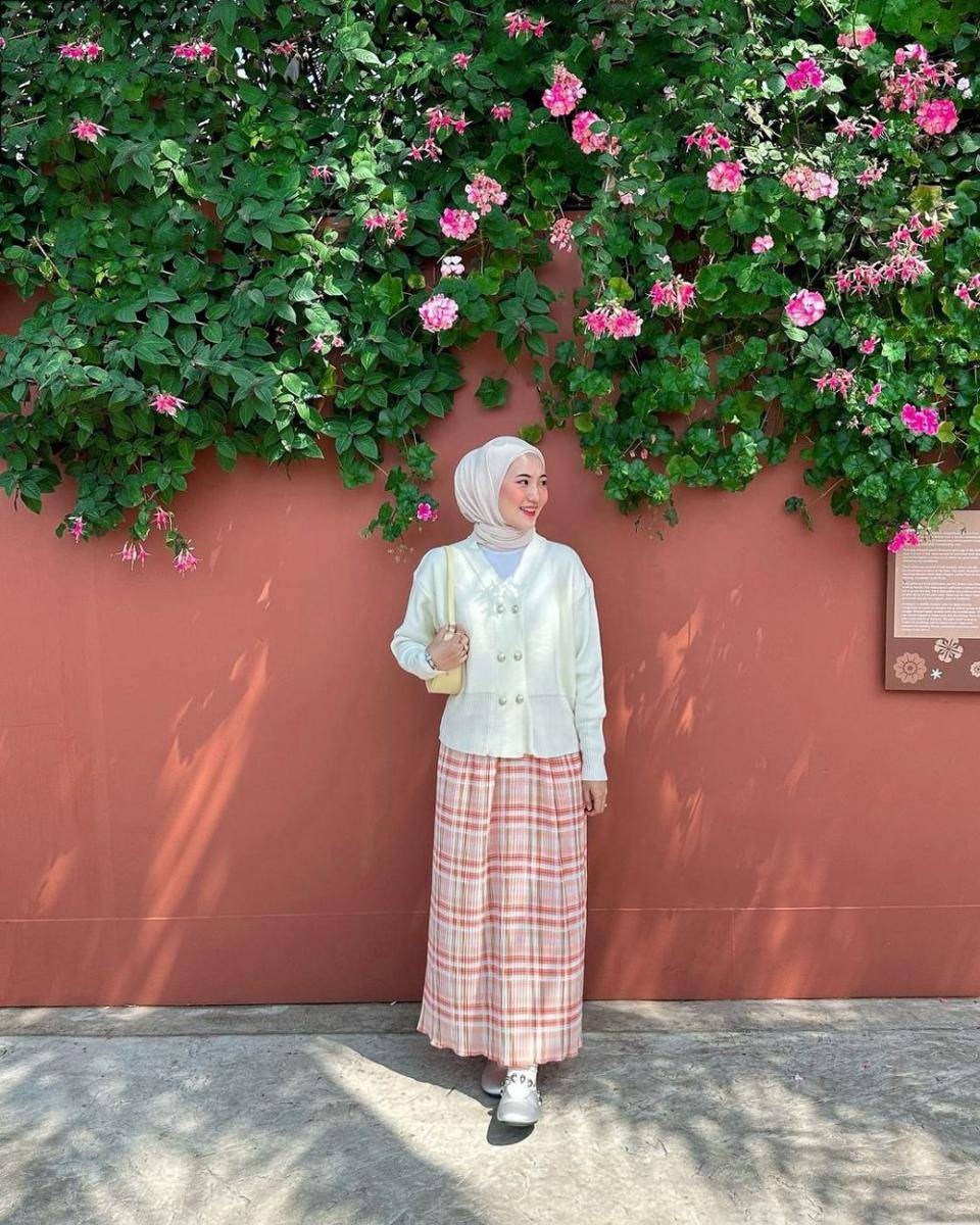 OOTD pakai cardigan rajut ala Intan Ghazella (instagram.com/intanghazll_)