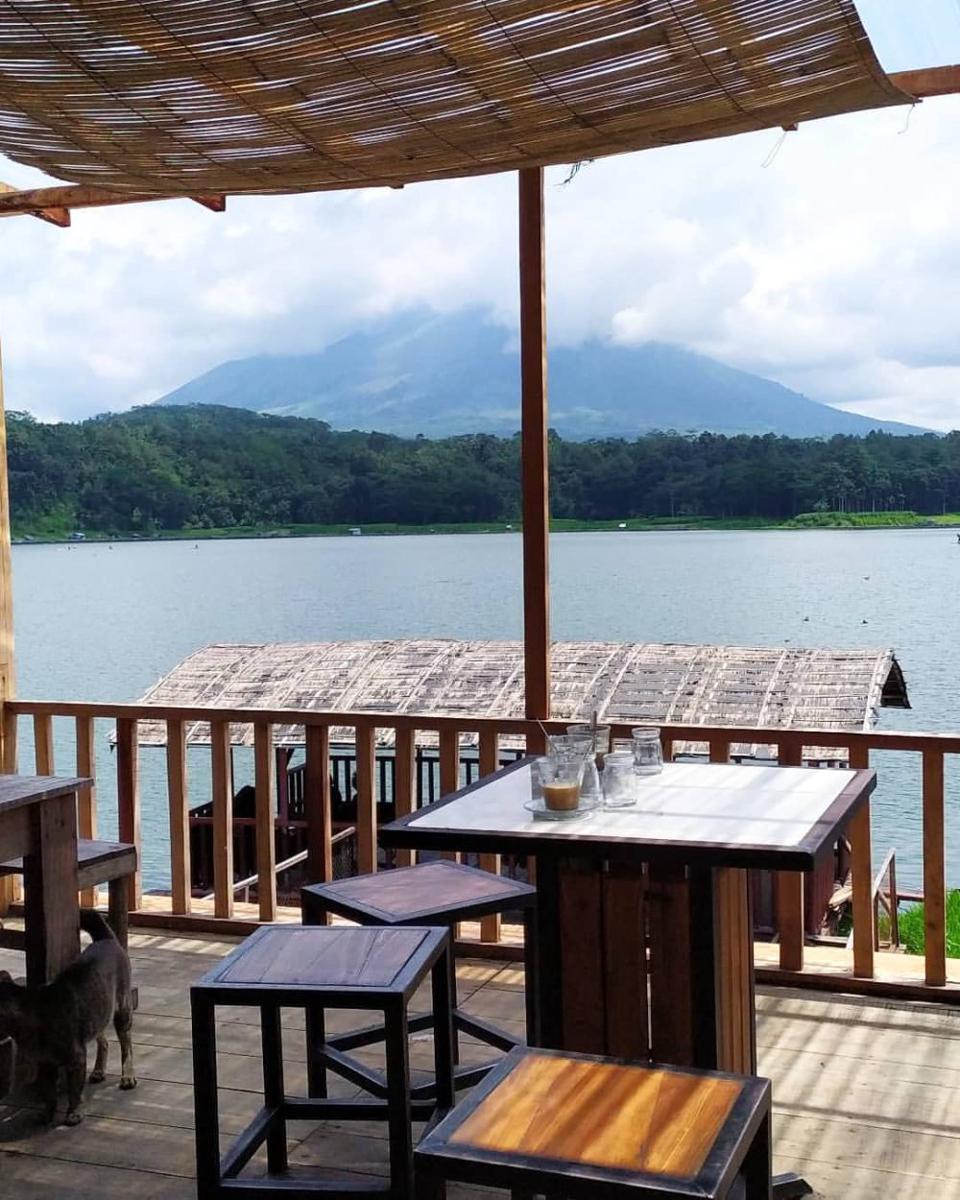 pemandangan dari dalam kafe di Ranu Klakah (instagram.com/markascoffee)