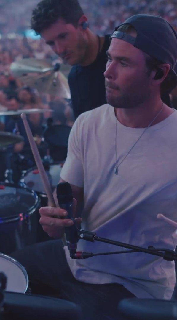 potret Chris Hemswort main drum di konser Ed Sheeran (instagram.com/teddysphotos)