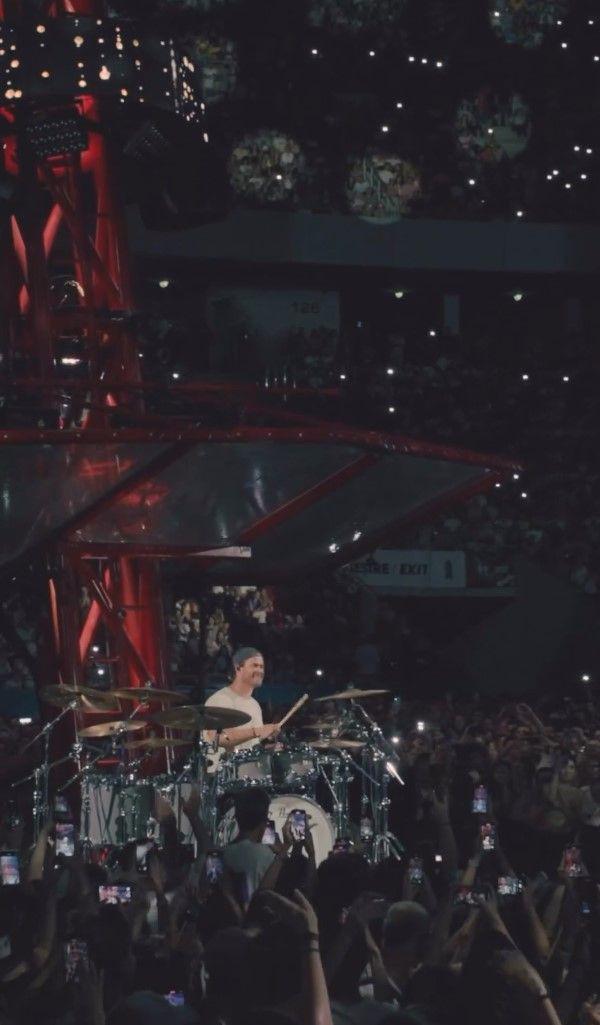 potret Chris Hemswort main drum di konser Ed Sheeran (instagram.com/teddysphotos)