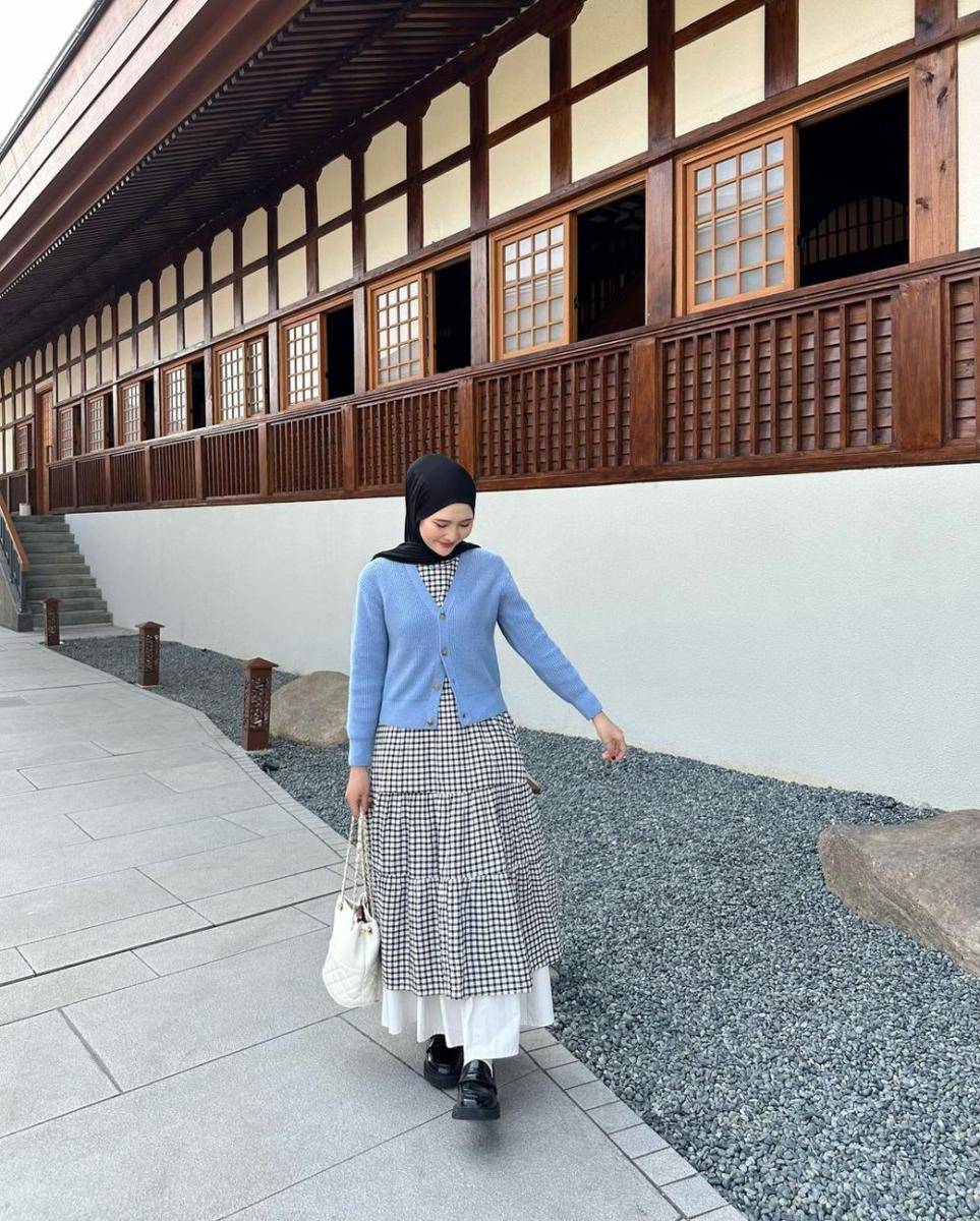 OOTD pakai cardigan rajut ala Intan Ghazella (instagram.com/intanghazll_)