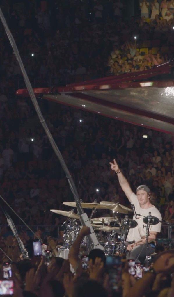 potret Chris Hemswort main drum di konser Ed Sheeran (instagram.com/teddysphotos)