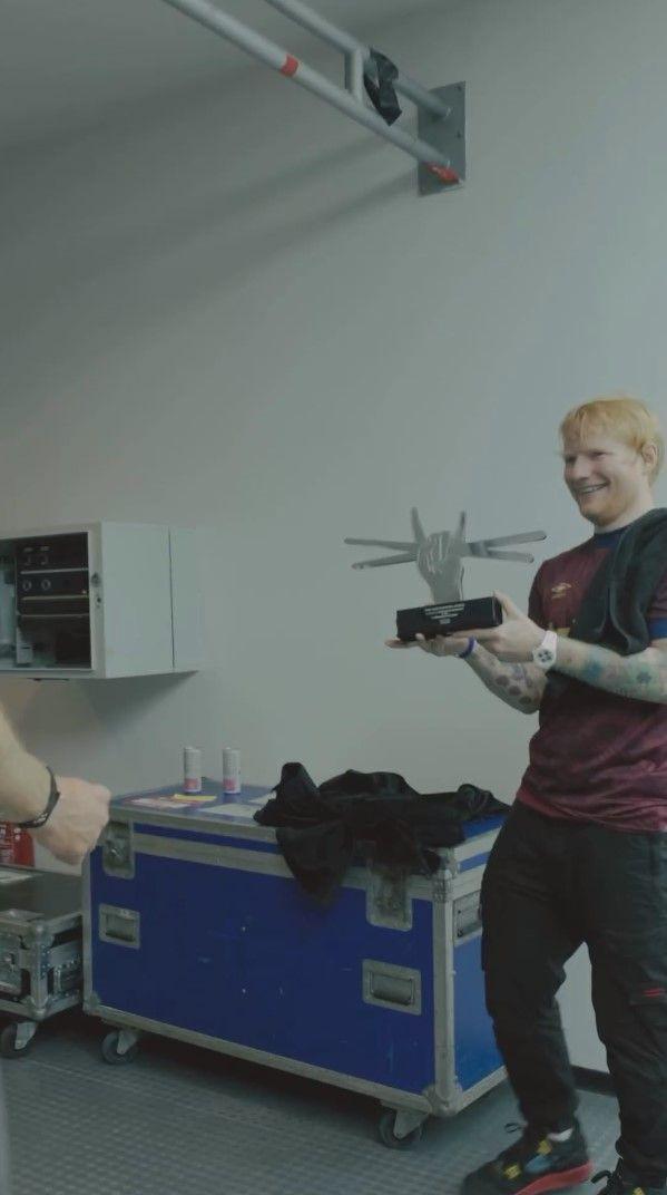 potret Chris Hemswort main drum di konser Ed Sheeran (instagram.com/teddysphotos)