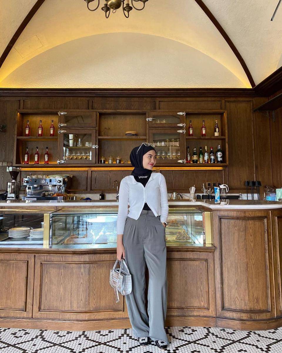 OOTD pakai cardigan rajut ala Intan Ghazella (instagram.com/intanghazll_)