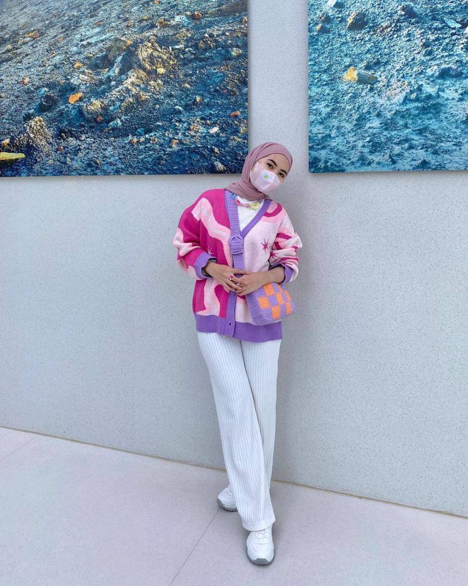 OOTD pakai cardigan rajut ala Intan Ghazella (instagram.com/intanghazll_)