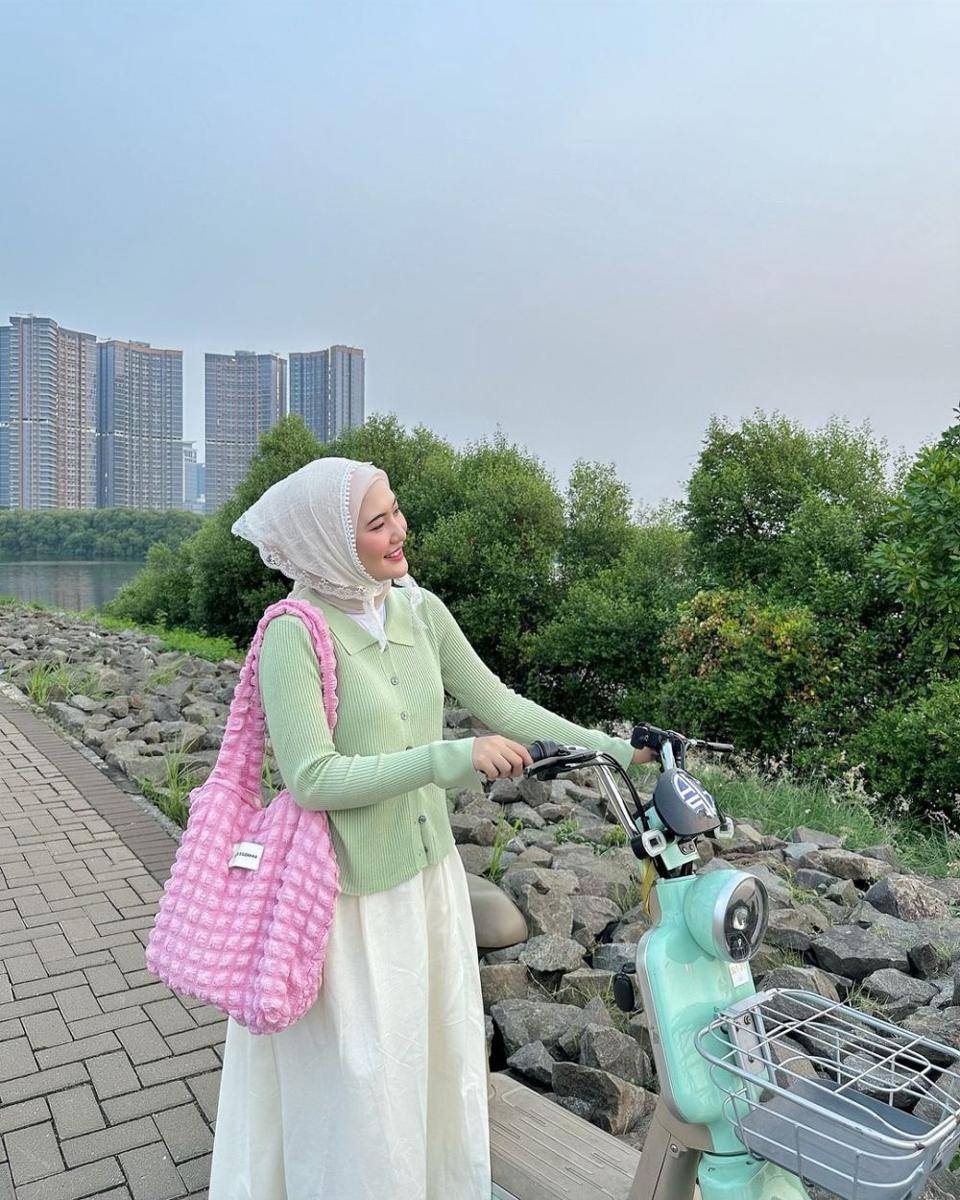 OOTD pakai cardigan rajut ala Intan Ghazella (instagram.com/intanghazll_)