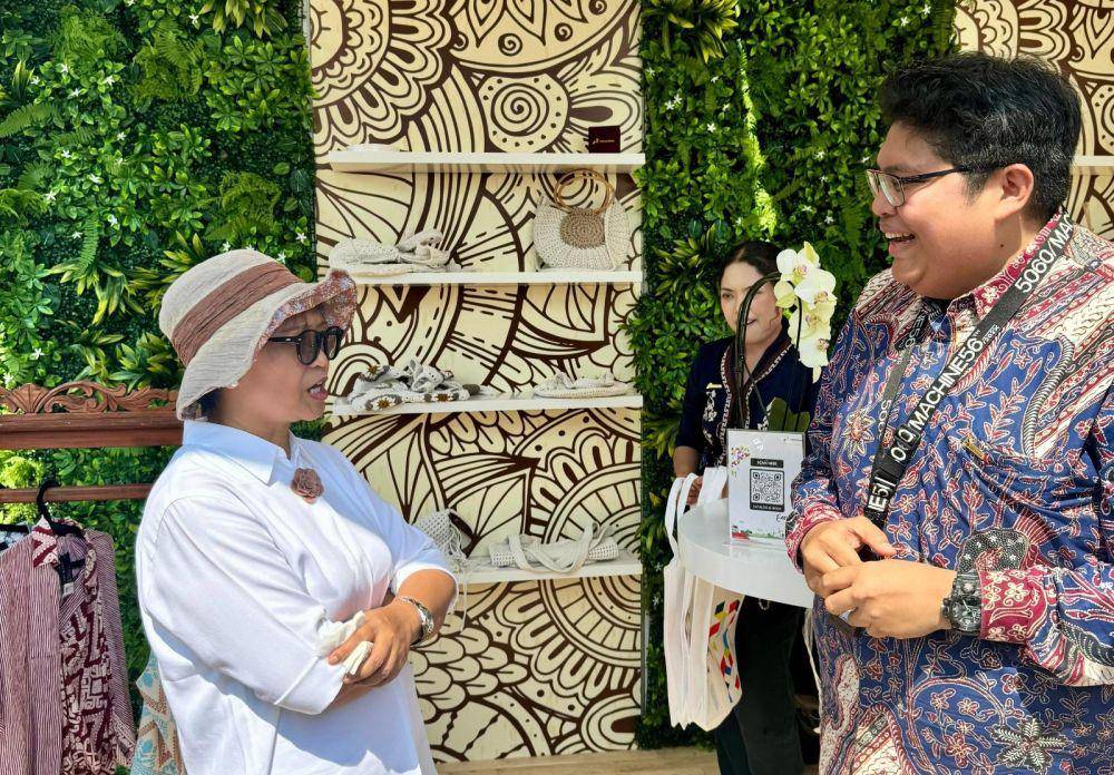 Menteri Luar Negeri Retno Marsudi saat berkunjung ke booth Pertamina. (dok. Pertamina)