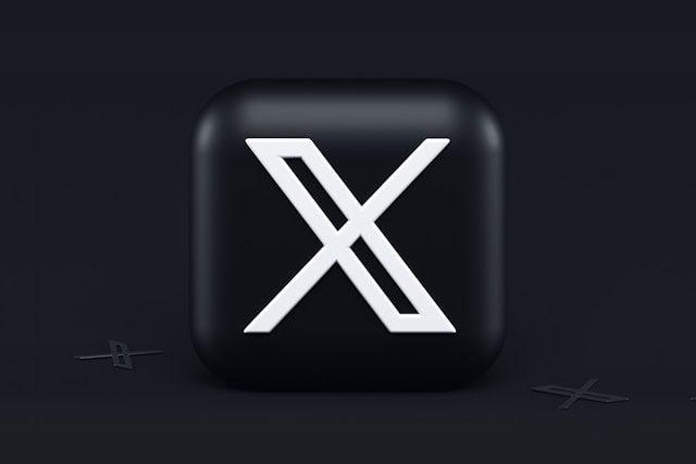 ilustrasi logo media sosial X (dulu Twitter) (unsplash.com/Alexander Shatov)