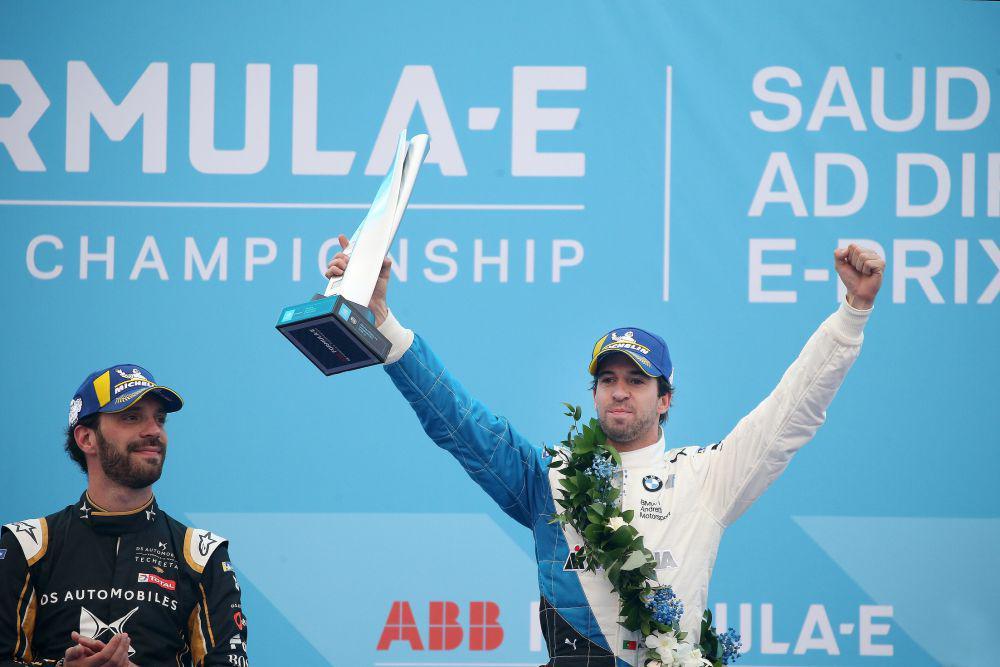 Antonio Felix da Costa mengangkat trofi kemenangan di E-Prix Diriyah 2018. (press.bmwgroup.com)