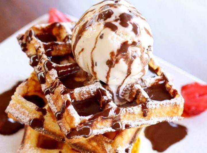 Belgian brussels waffles with homemade ice cream and manggo hot dark chocolate. ( instagram.com/chocolatemonggo)