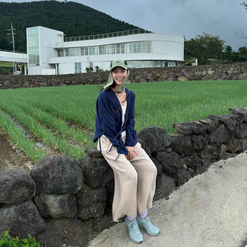 7 Potret Yuri SNSD Liburan ke Pulau Jeju, Enjoy Banget!
