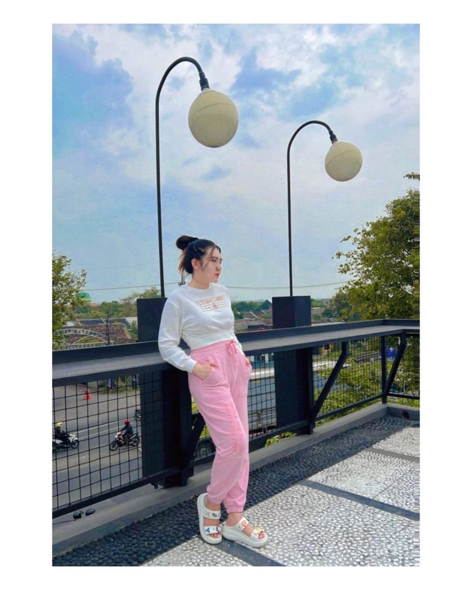 ootd untuk pemilik kulit cool undertone (instagram.com/viavallen)