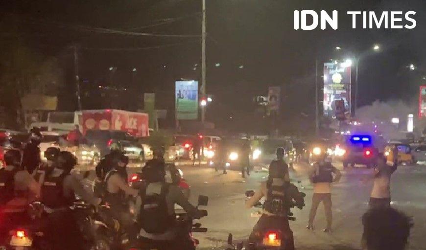 Polisi Makassar Bubarkan Paksa Demo Tolak Politik Dinasti Jokowi