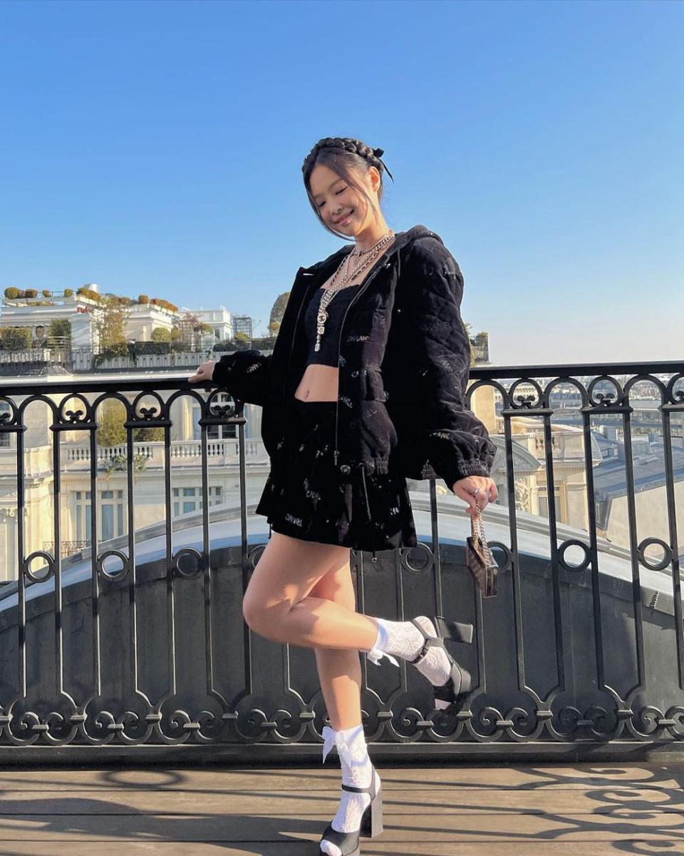 ide gaya feminin nuansa hitam ala Jennie BLACKPINK (instagram.com/jennierubyjane)